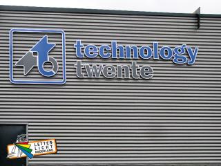 Geveltekst dibond op afstand met foliebelettering